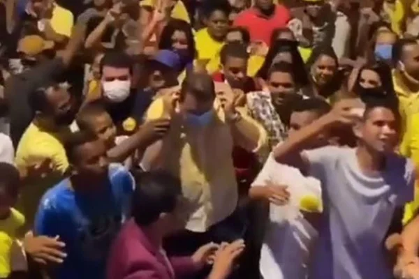 Vídeo: prefeito pega máscara usada por eleitor, põe no rosto e tira foto