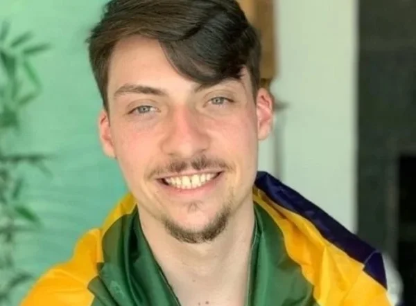 Jair Renan, filho numero 4 de Bolsonaro. Ele tem cabelos e barba pretos - Metrópoles