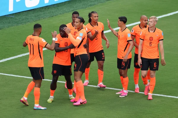 Jogadores da Holanda comemorando gol em cima da Tunísia na Copa do Mundo