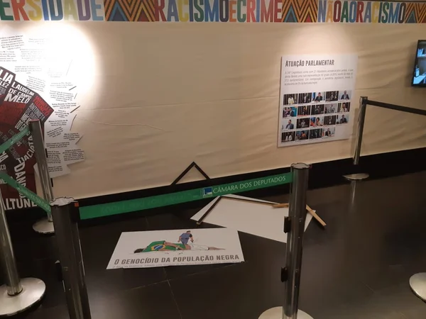 Consciência Negra: deputado do PSL quebra obra em exposição. Veja