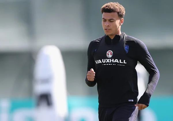 Príncipe na Nigéria, Dele Alli troca coroa pela bola na Inglaterra
