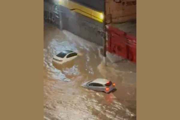 Nunes. Imagem colorida mostra carros sendo arrastados pela chuva - Metrópoles