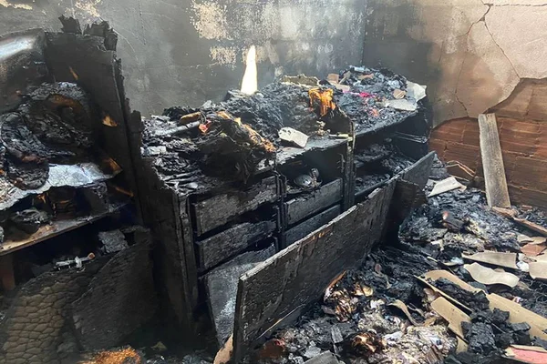 Fotos. Incêndio destrói residência em região carente no Distrito Federal