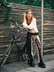 As botas pretas de plataforma trazem um forte acabamento visual, aproximando a produção das estéticas punk e grunge no look de Natalia Brisolla As botas pretas de plataforma trazem um forte acabamento visual, aproximando a produção das estéticas punk e grunge no look de Natalia Brisolla