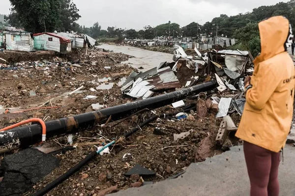 Moça observando a destruição