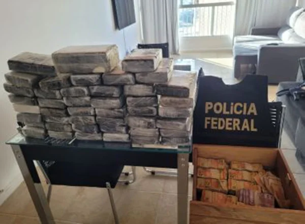 grande quantidades de pacotes de cocaína apreendidos pela PF
