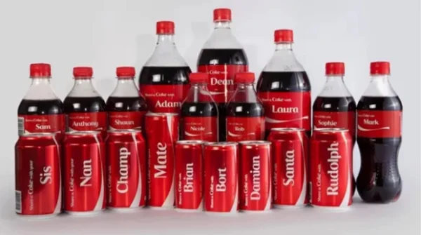 Fotografia colorida mostrando garrafas e latas de Coca-cola-Metrópoles