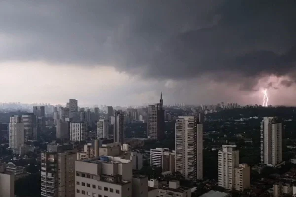 O Inmet colocou São Paulo em estado de perigo para tempestade. Há risco de corte de energia elétrica, queda de árvores e de alagamentos - Metrópoles