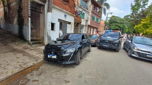 Imagem colorida mostra veículo preto parado em uma rua; ele foi usado no sequestro de uma professora que foi sequestrada e resgatada pela Polícia na Vila Leopoldina, zona oeste de São Paulo
