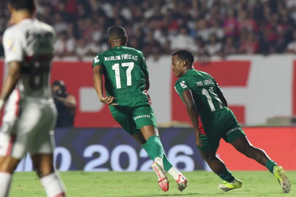 Foto colroida de arias e marlon freitas em palmeiras x sao paulo - Metrópoles