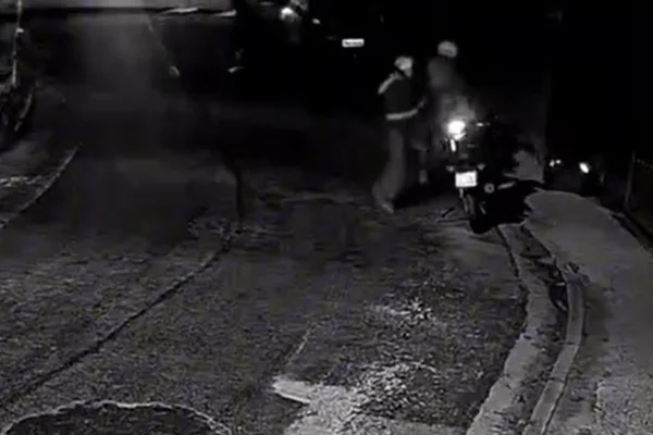 Bruno Leonardo, de 30 anos, fazia uma entrega quando foi atingido por tiros. Criminosos fugiram e roubaram a moto da vítima - Metrópoles