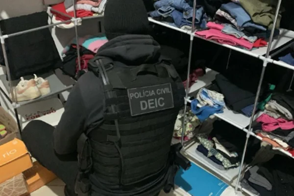 A Polícia Civil, por meio da Delegacia de Investigações Cibernéticas Especiais do Departamento de Repressão aos Crimes Cibernéticos, deflagrou Operação Bloco da Laje no combate a esquema de furto de eletrônicos seguido de extorsão de vítimas e familiares, via whatsapp.