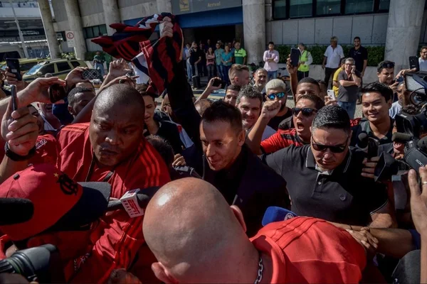 Lateral Rafinha é recebido com festa pela torcida do Flamengo no Rio