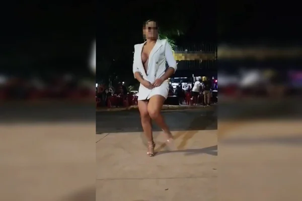 mulher de blazer dançando