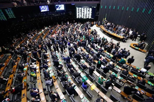Comissão suspende votação sobre PEC que amplia licença-maternidade