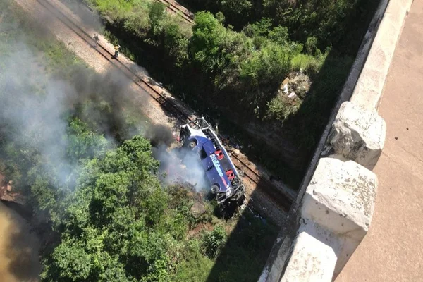 Sobe para 17 o número de mortos em acidente com ônibus em Minas Gerais