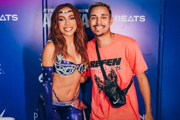 Foto colorida de Anitta e Gabriel Carvalho - Metrópoles