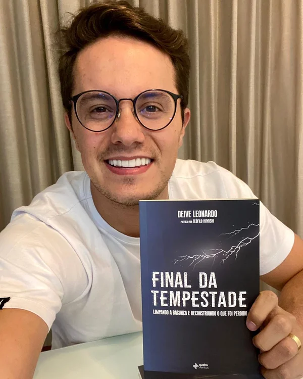 homem segurando livro