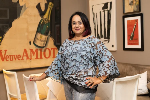 Vandira Peixoto reúne amigos no Copa Café para celebrar aniversário