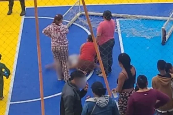 Trave de futsal cai na cabeça de menino de oito anos, que é internado na UTI em estado grave