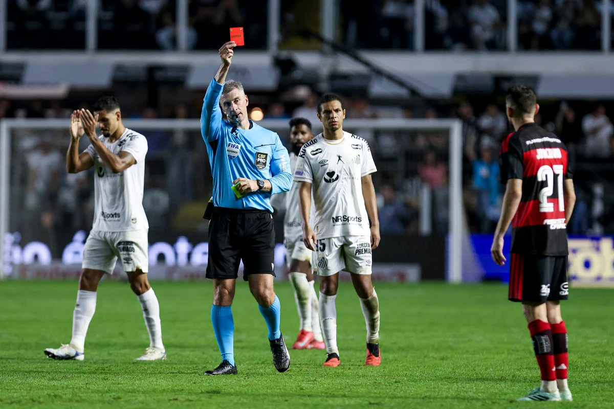 Brasileirão: VAR leva quase 10 minutos em Santos x Flamengo e bate recorde