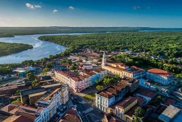 Fotografia colorida de prédios no Centro Histórico de João Pessoa