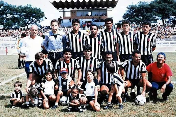 Foto colorida de jogadores de futebol em campo