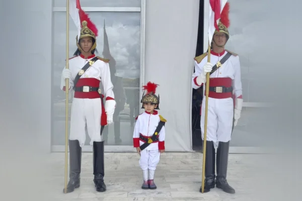 Menino de 4 anos realiza sonho de Natal e vira Dragão da Independência