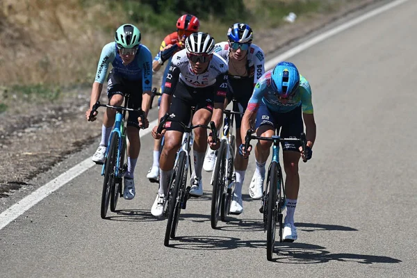 Foto colorida de competição de ciclismo - Metrópoles