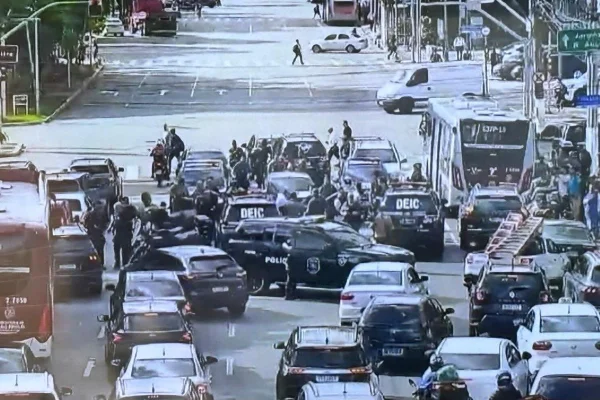 Imagens mostram viaturas da Polícia Civil na avenida Faria Lima