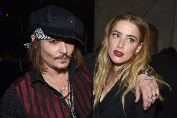 Foto colorida de Johnny Depp e Amber Heard - Metrópoles