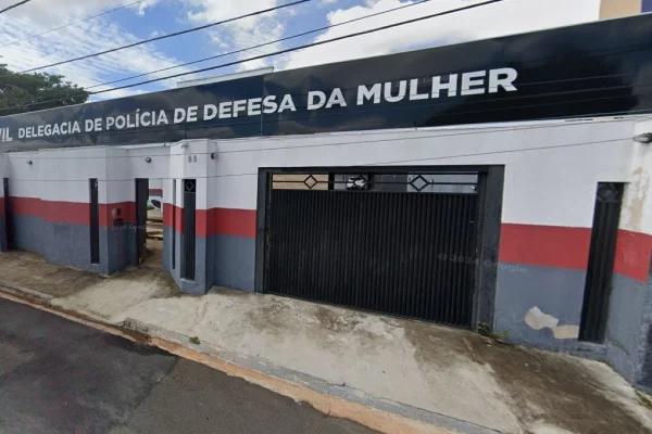 Imagem colorida de fachada da delegacia de defesa da mulher de Hortolândia, no interior de São Paulo, que apura caso de abuso sexual por parte de um guru - Metrópoles