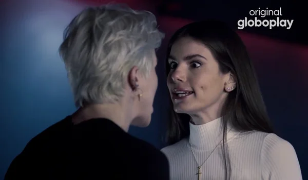 Angel (Camila Queiroz) e Giovanna (Agatha Moreira) em Verdades Secretas 2