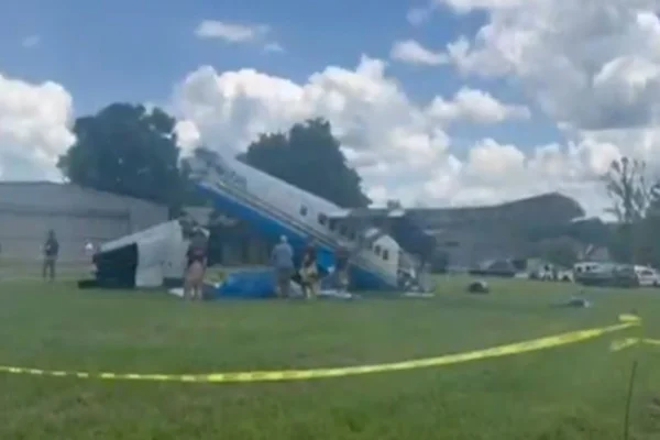 Imagem colorida de avião que caiu nos EUA - Metrópoles