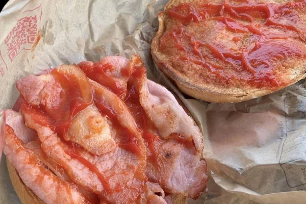 Britânico encontra bacon em forma de “mamilo” em sanduíche; veja fotos