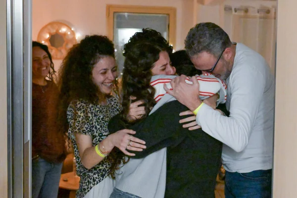 Imagem colorida mostra refém israelense reencontrando a família - Metrópoles
