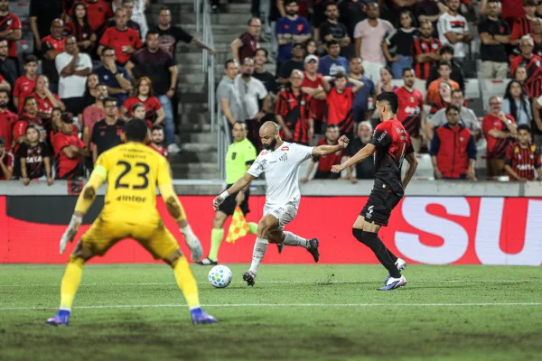 Foto colorida de santos x Athletico-pr - Metrópoles