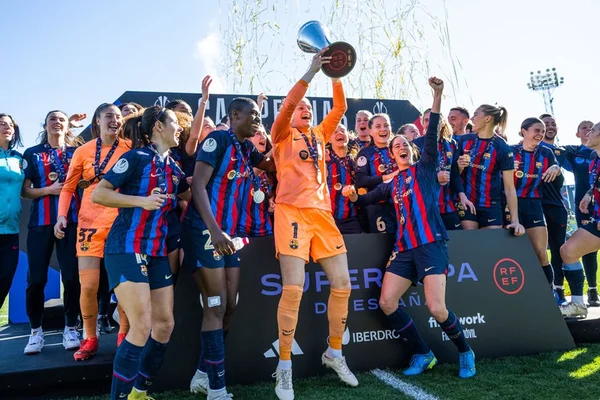 Equipe feminina do Barcelona levanta taça da Supercopa - Metrópoles