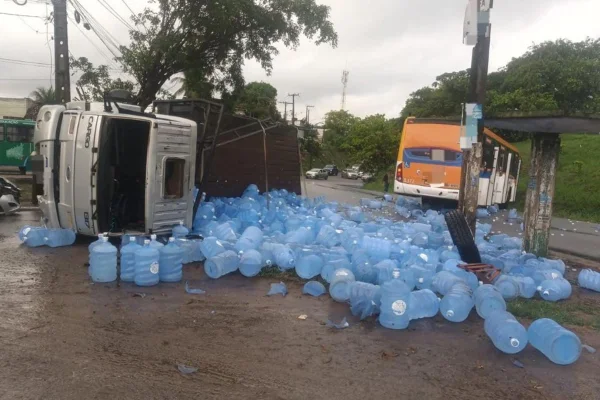 Imagem colorida de caminhão com galões de água tombado - Metrópoles