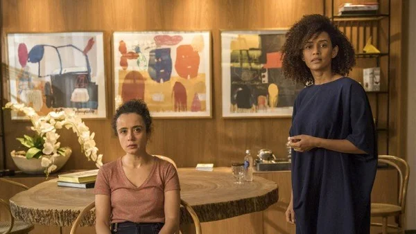 Vitória (Taís Araujo) ajuda Edilene (Beatrice Sayd)