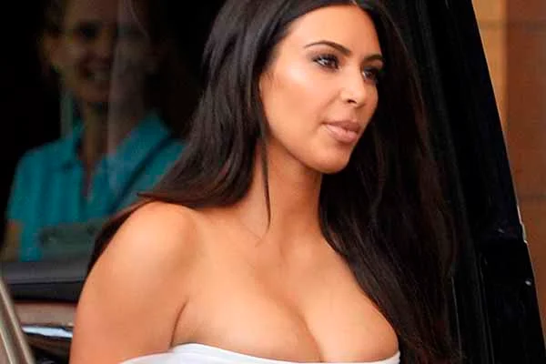 Kim Kardashian exibe decote avantajado em tarde de compras em Miami