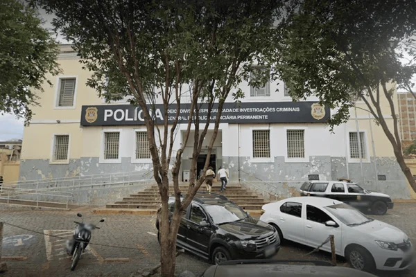 Imagem colorida da fachada de uma delegacia da Polícia Civil de Ribeirão Preto - Metrópoles