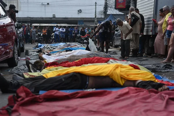Megaoperação no Rio de Janeiro. Moradores empilham e fazem contagem de corpos após operação da polícia contra o CV no Rio de Janeiro -- Metrópoles