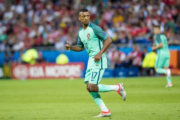 Foto colorida de Nani, pela seleção de Portugal, durante a semifinal da Eurocopa de 2016 contra o País de Gales - Metrópoles