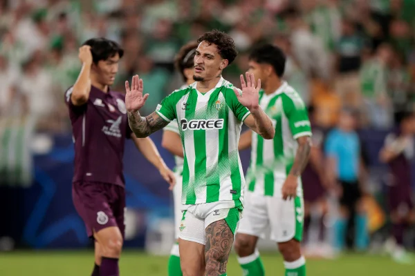 Antony revela que teve casa assaltada na Espanha durante jogo do Betis