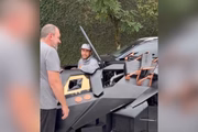Neymar testa seu Batmóvel