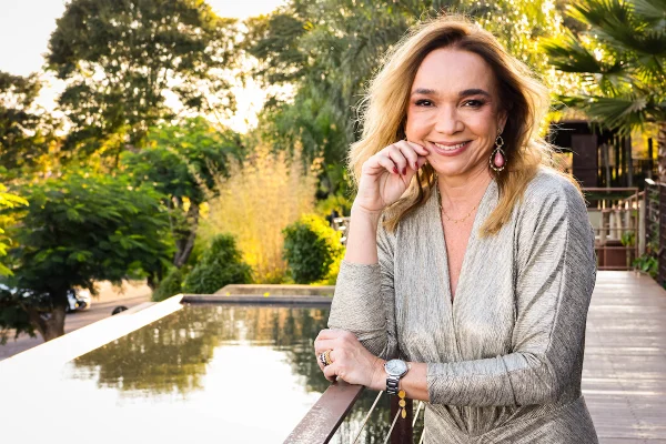 Massilia Leal brinda novo ano de vida rodeada de amigas em sunset