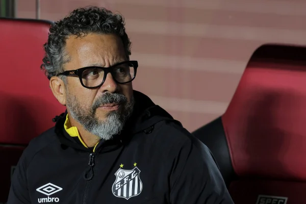 Foto colorida de Cléber Xavier, ex-técnico do Santos - Metrópoles