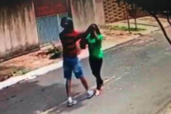 Câmeras flagram assalto cometido por entregador de aplicativo