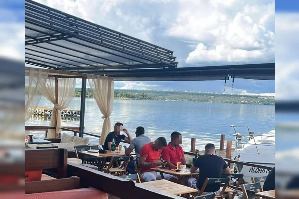 Tesoureiro do Comboio do Cão é preso bebendo cerveja na beira do lago